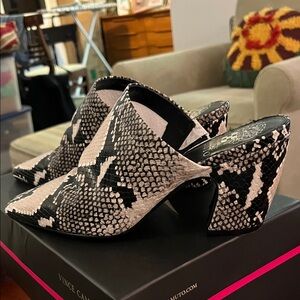 NIB Vince Camuto Black and White Snake Pattern Mules Size 8M